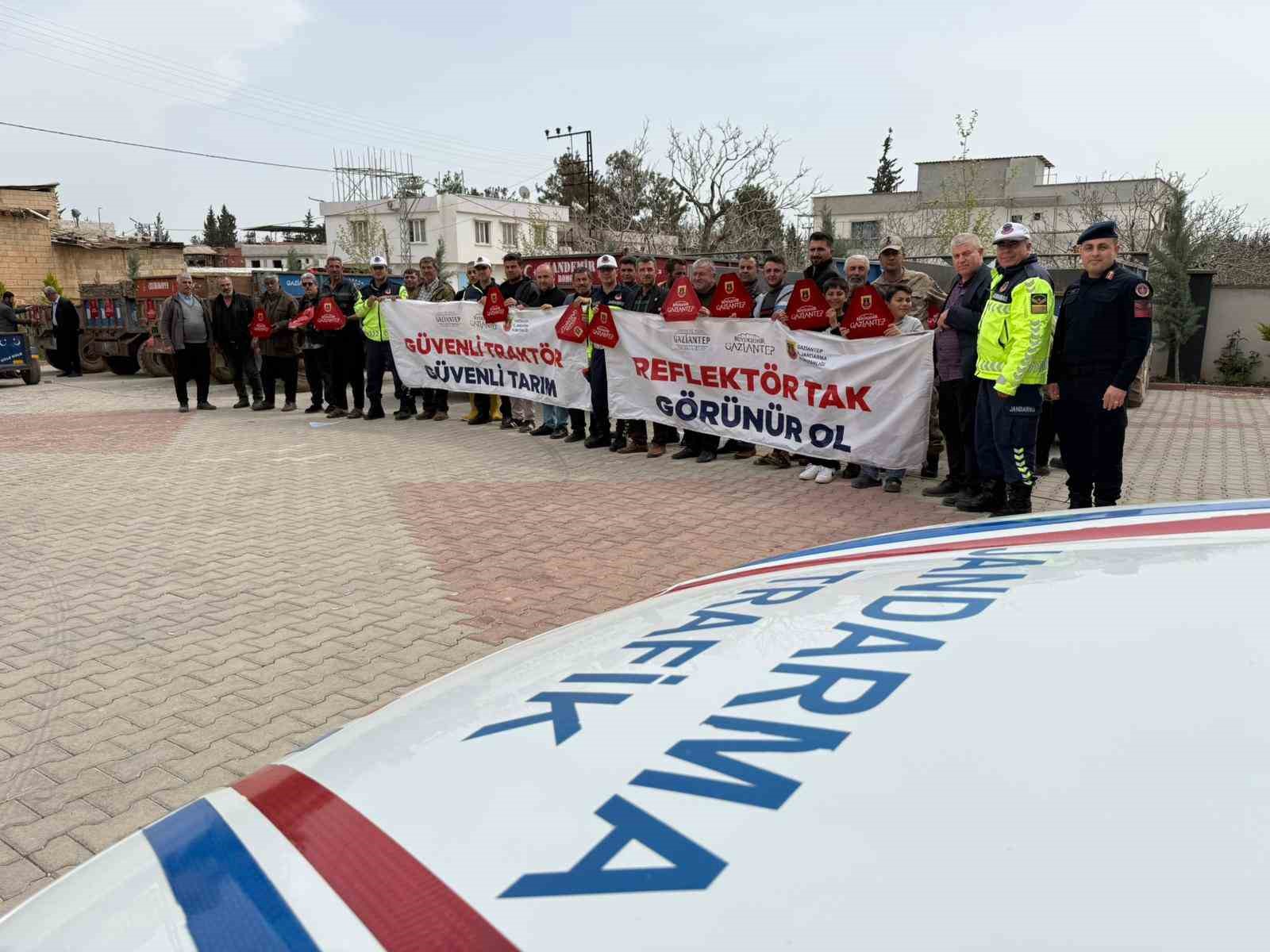 Jandarma 300 traktör sürücüsüne eğitim vererek 600 reflektör dağıttı
