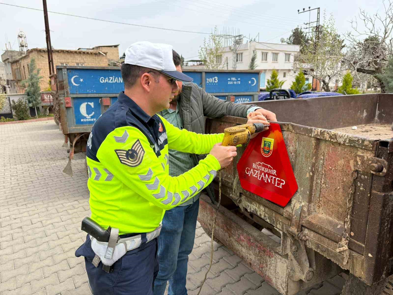 Jandarma 300 traktör sürücüsüne eğitim vererek 600 reflektör dağıttı
