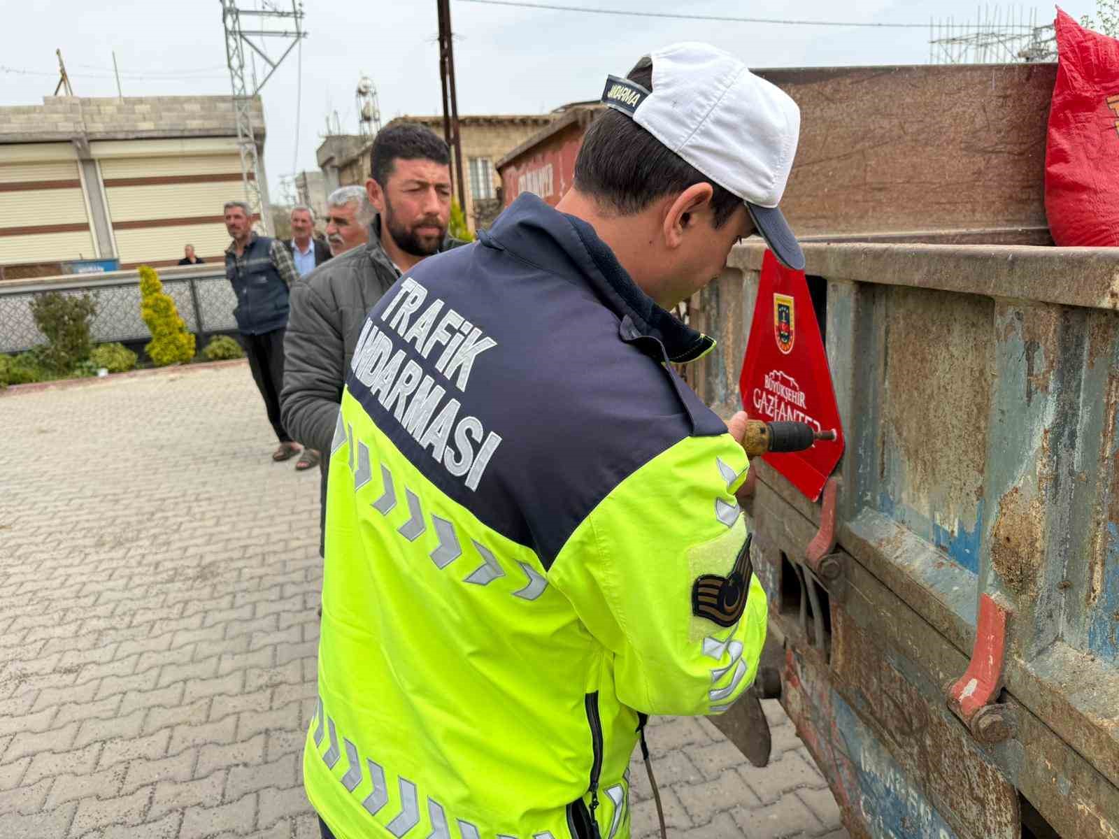 Jandarma 300 traktör sürücüsüne eğitim vererek 600 reflektör dağıttı
