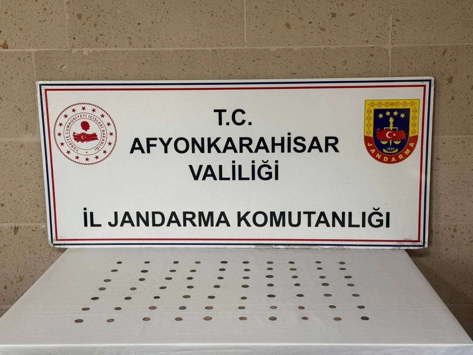 Jandarma 70 sikke ele geçirdi
