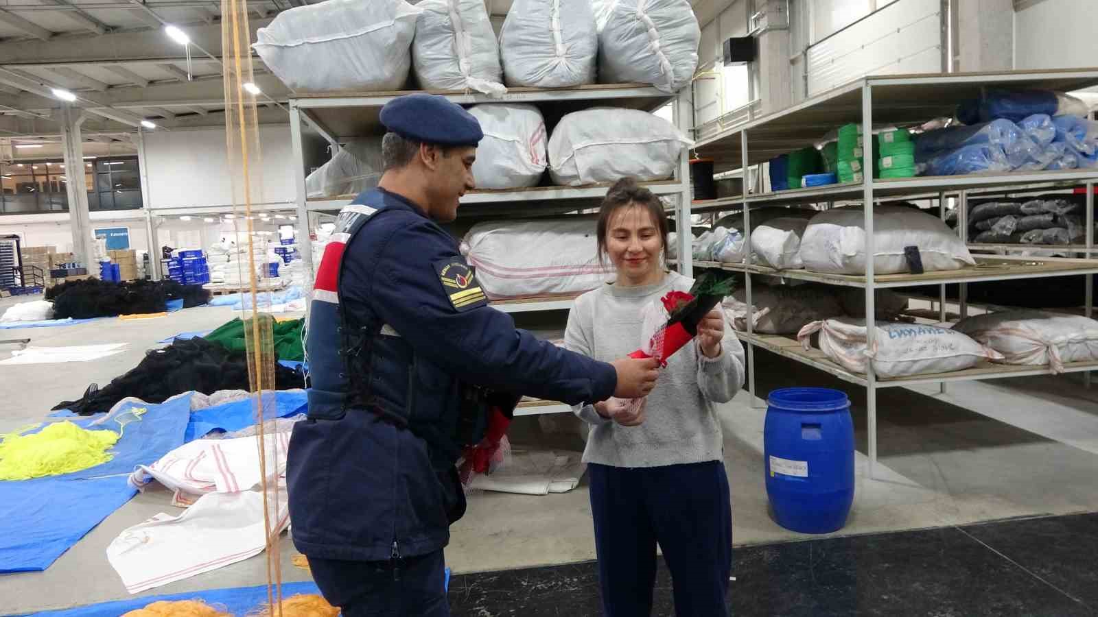 Jandarma 8 Mart Kadınlar Günü dolayısıyla fabrika işçisi kadınları unutmadı
