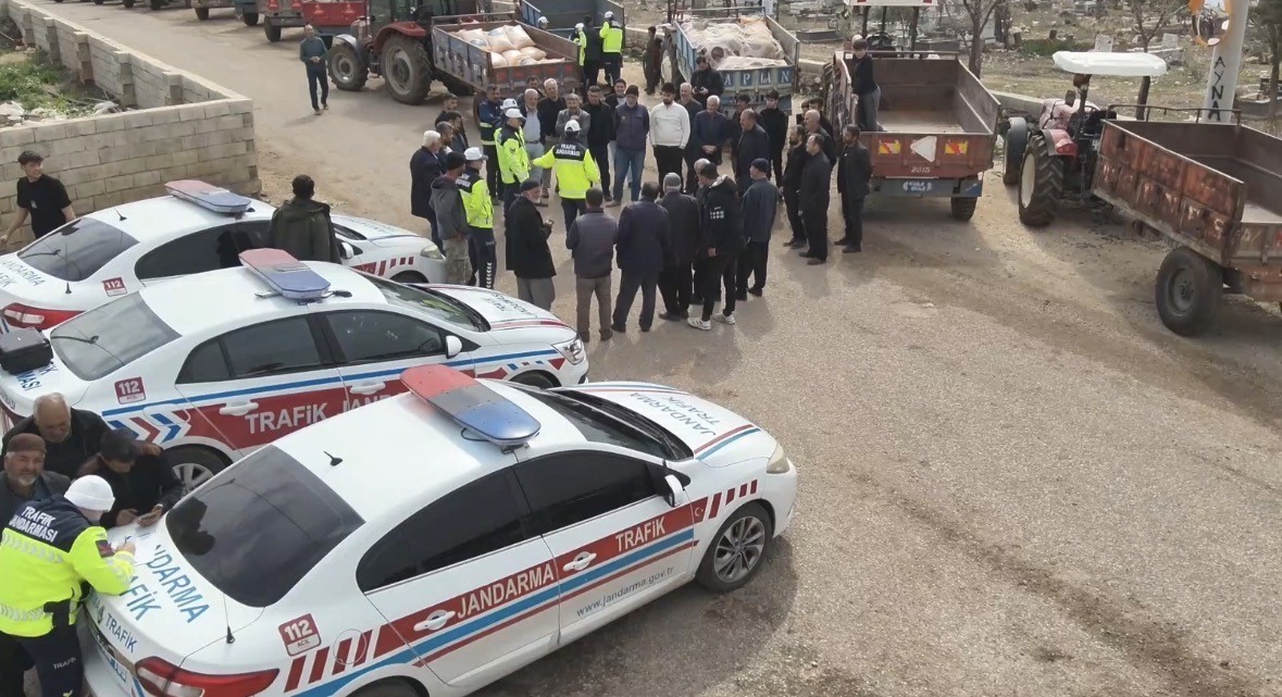 Jandarma 85 traktör sürücüsüne eğitim vererek reflektör dağıttı
