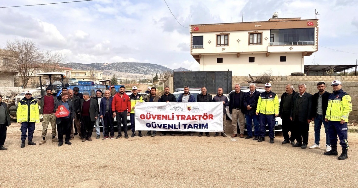 Jandarma 85 traktör sürücüsüne eğitim vererek reflektör dağıttı
