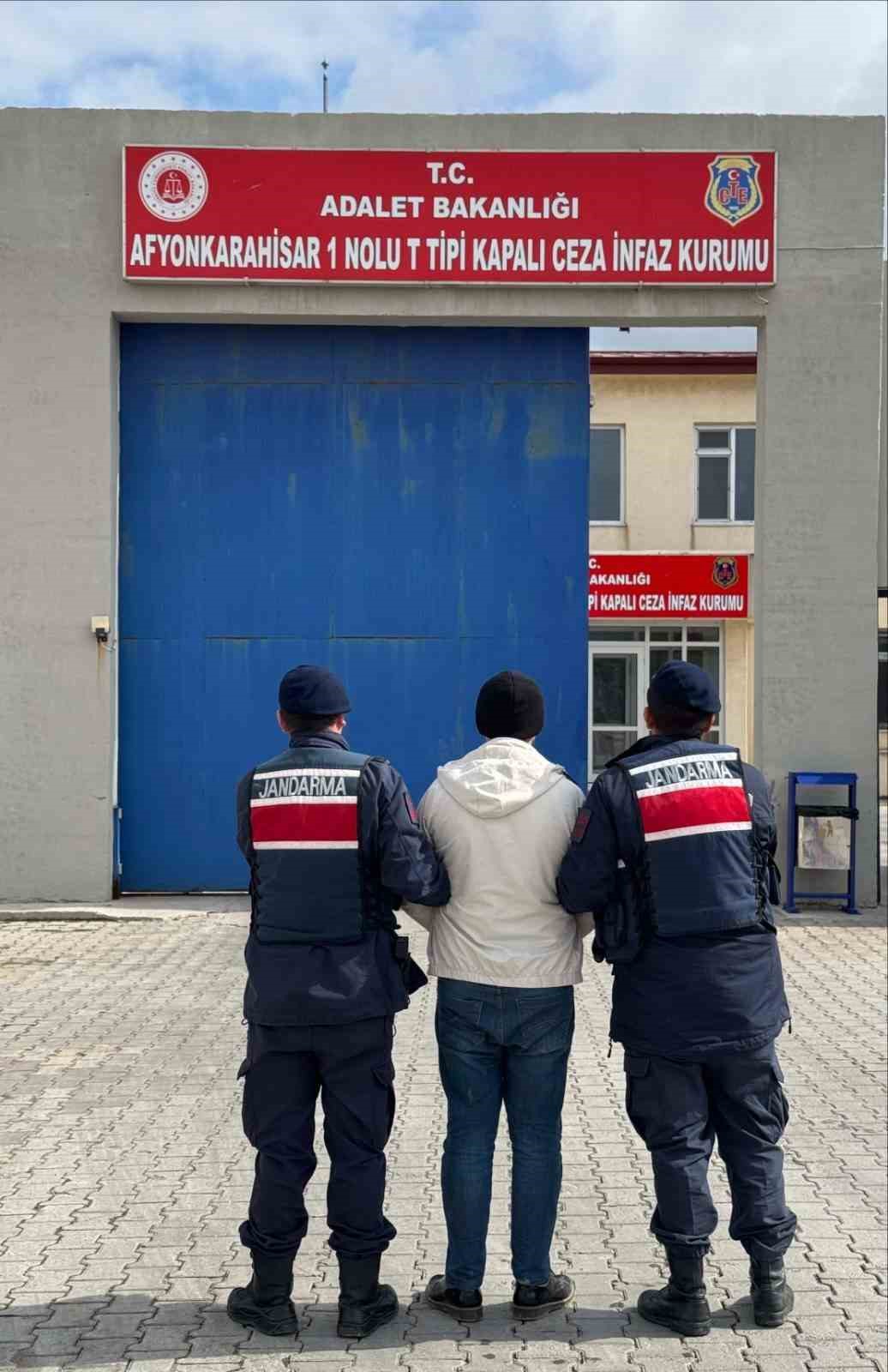 Jandarma çeşitli suçlardan aranan 55 kişiyi yakaladı
