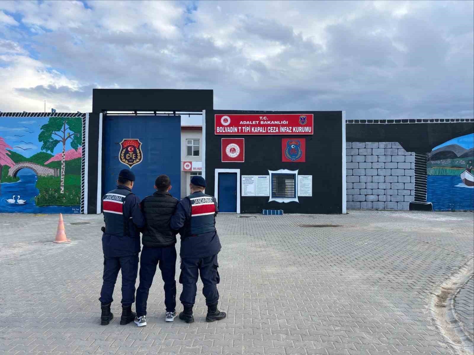 Jandarma çeşitli suçlardan aranan 55 kişiyi yakaladı
