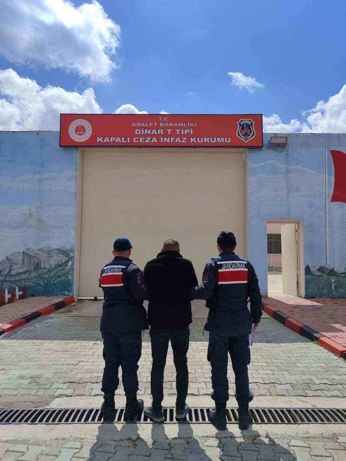 Jandarma çeşitli suçlardan aranan 55 kişiyi yakaladı
