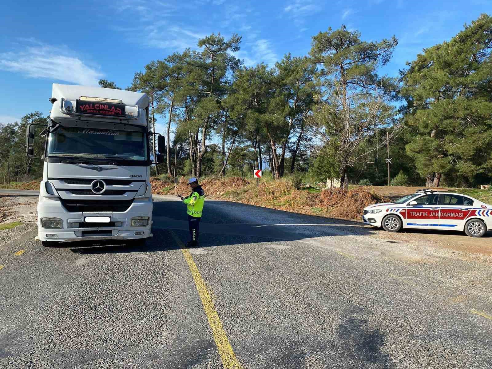 Jandarma denetimlerinde çeşitli suçlardan aranan 35 şahıs tutuklandı
