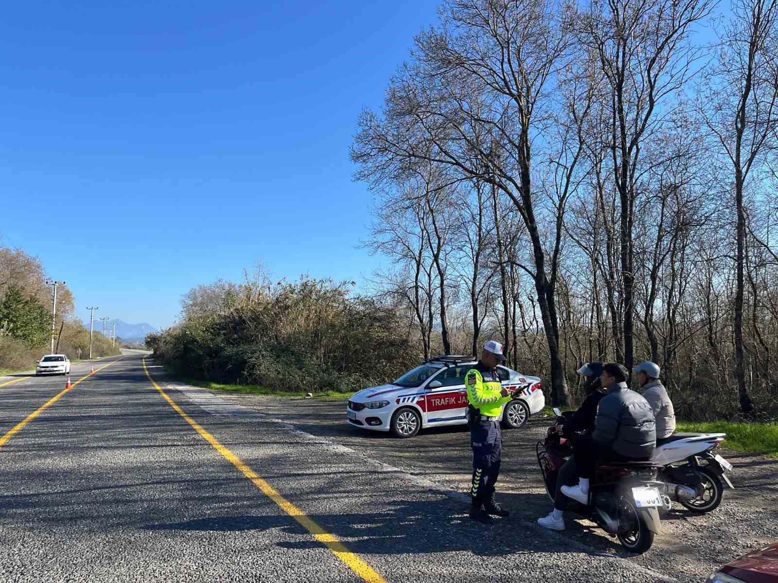 Jandarma denetimlerinde çeşitli suçlardan aranan 35 şahıs tutuklandı
