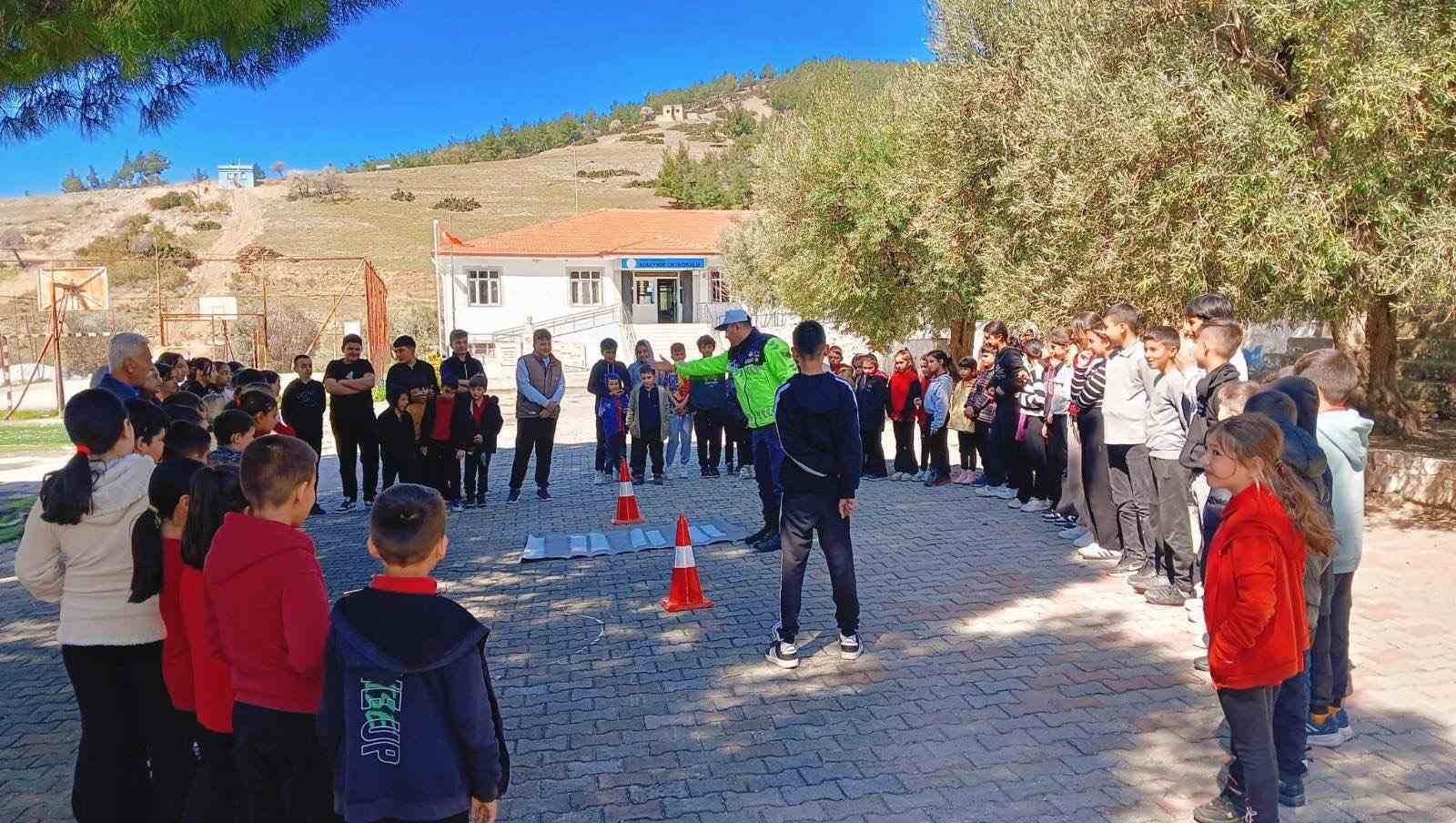 Jandarma ekiplerinden öğrencilere trafik bilinci eğitimi
