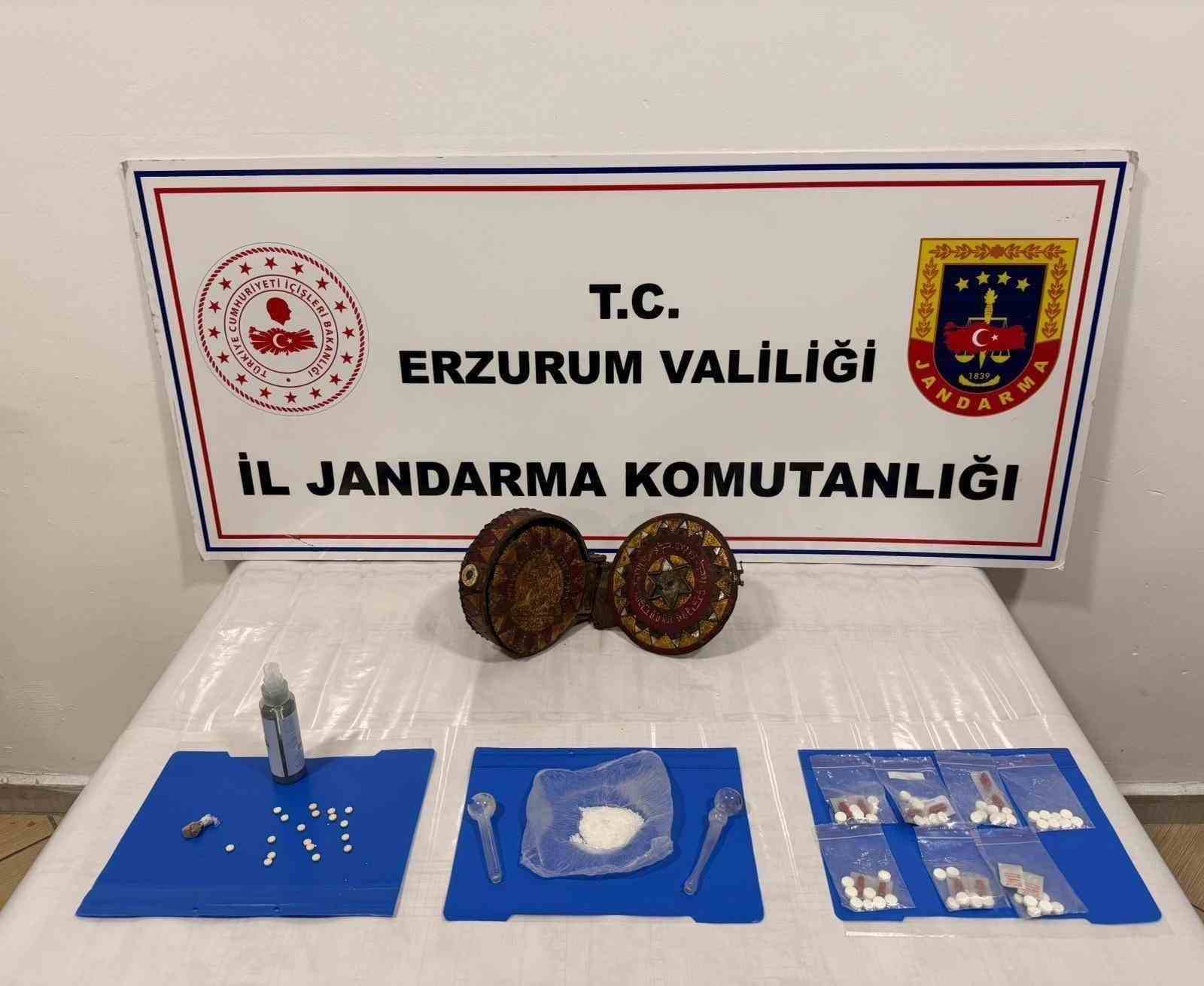 Jandarma Erzurum’da ceylan derisi üzerine yazılmış altın işlemeli Tevrat yakaladı
