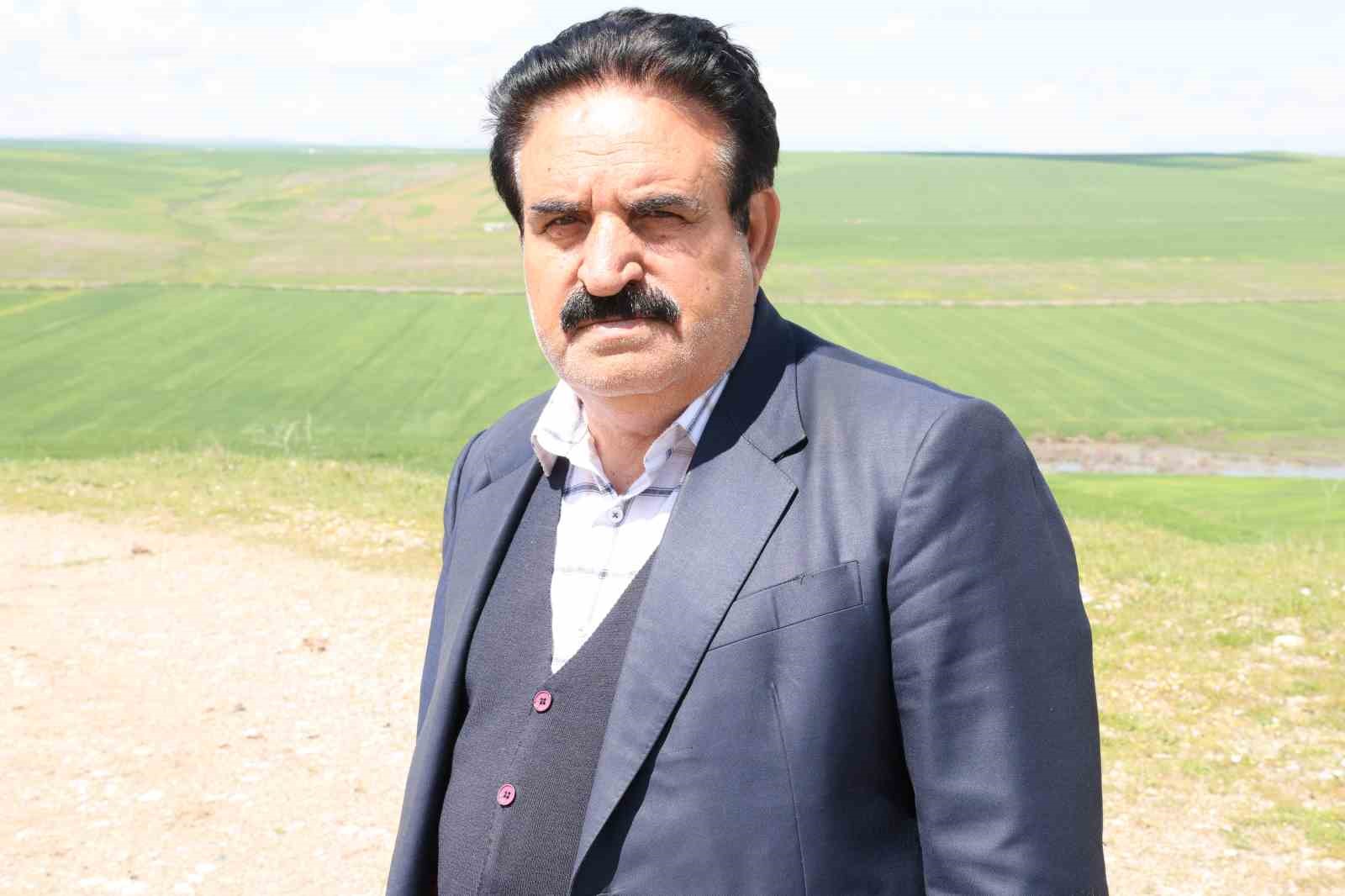 Jandarma eşliğinde ektiği 250 dönüm tarla iddiaya göre akrabaları tarafından ilaçlanarak kurutuldu
Jandarma eşliğinde ektiği 250 dönüm tarla iddiaya göre akrabaları tarafından ilaçlanarak kurutuldu