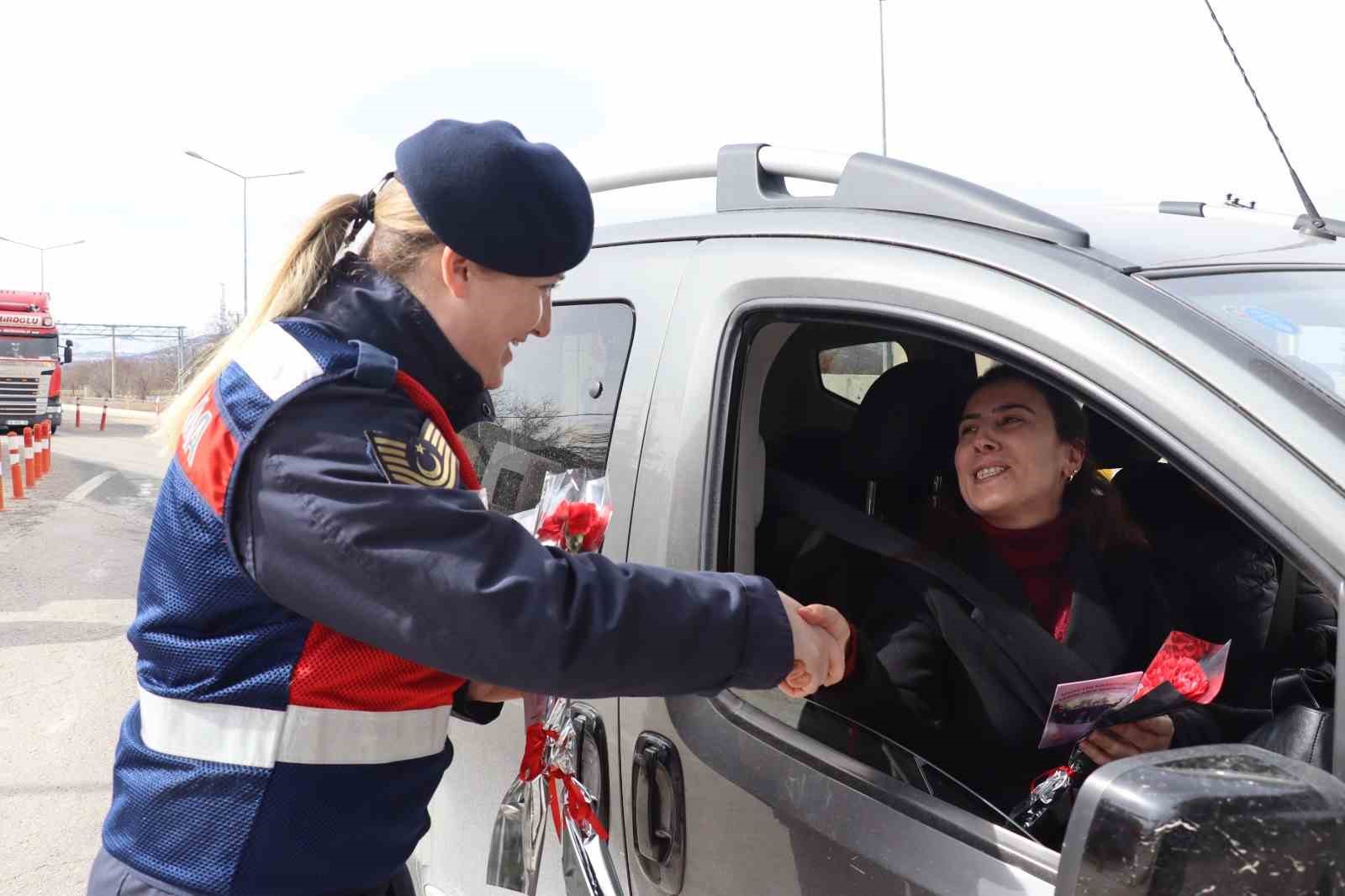 Jandarma kadınlara karanfil verdi
