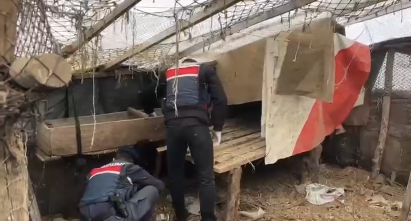 Jandarma, kümese saklanan uyuşturucuyu ele geçirdi: 2 gözaltı
