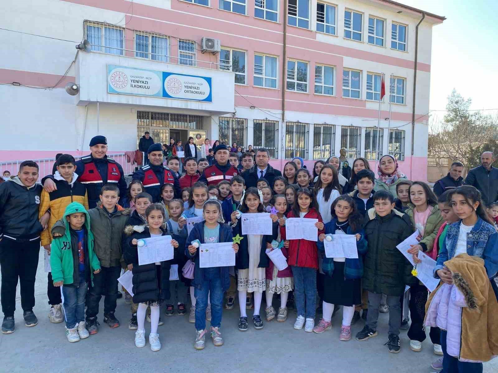 Jandarma, öğrencilerin karne heyecanına ortak oldu
