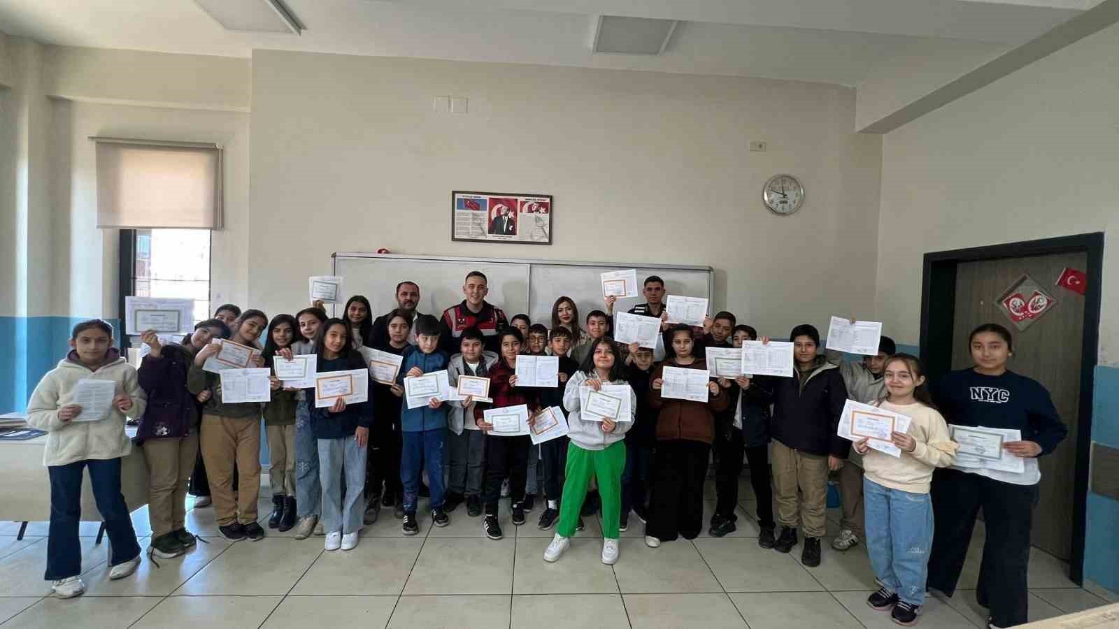 Jandarma, öğrencilerin karne heyecanına ortak oldu
