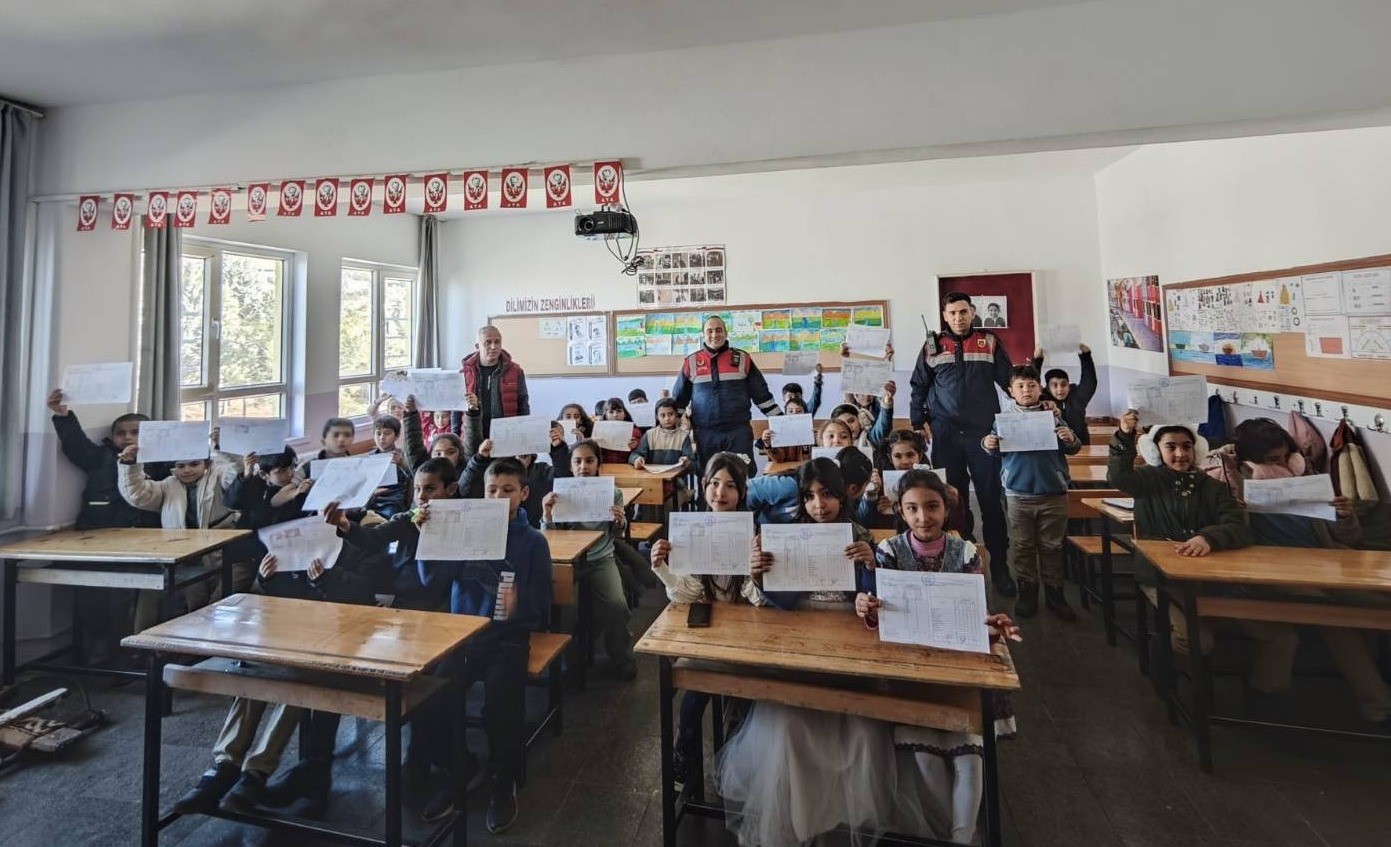 Jandarma, öğrencilerin karne heyecanına ortak oldu
