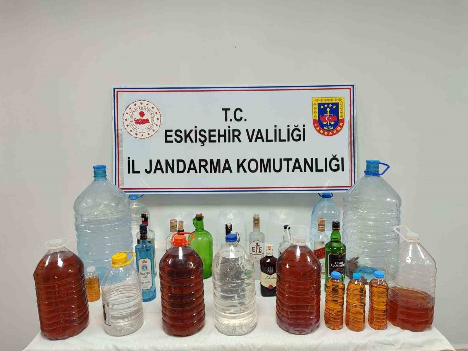Jandarma satışa hazırlanan 78 litre kaçak alkolü içki ele geçirdi, 1 kişi yakalandı
