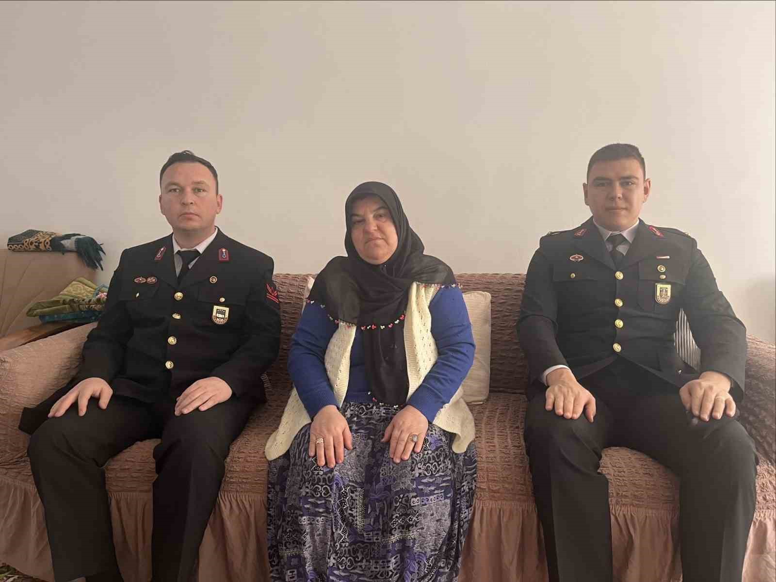 Jandarma şehit ailesini ve kabrini ziyaret etti
