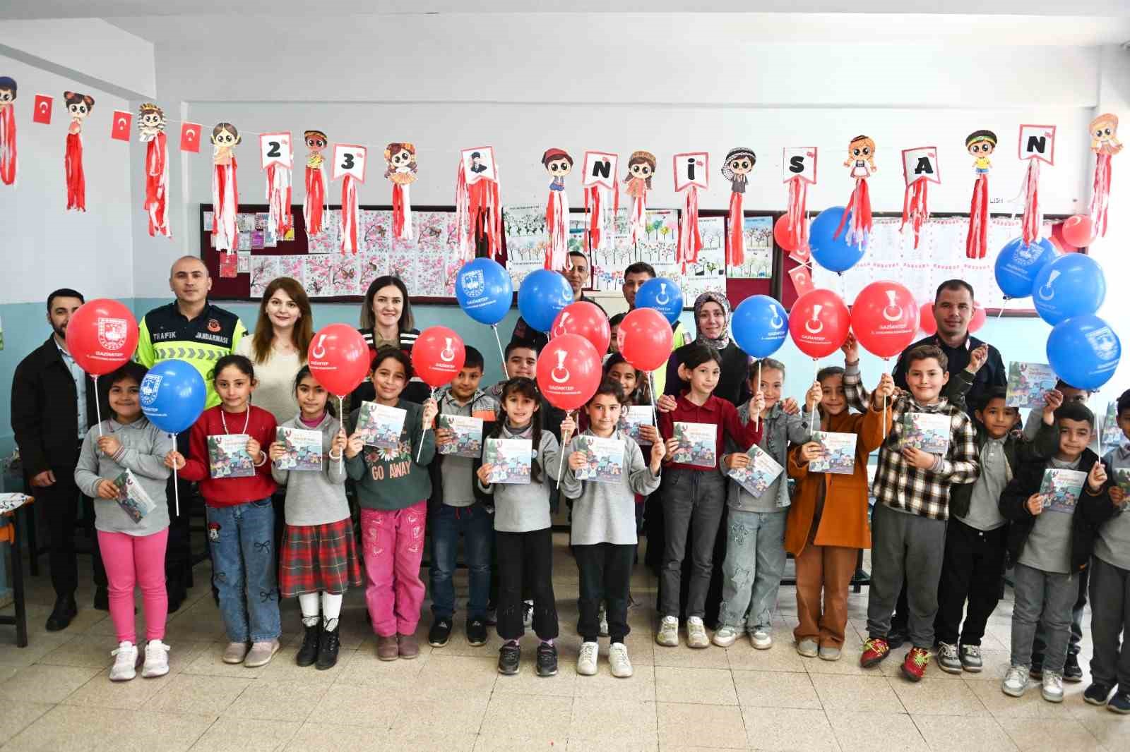 Jandarmadan çocuklara 23 Nisan sürprizi
