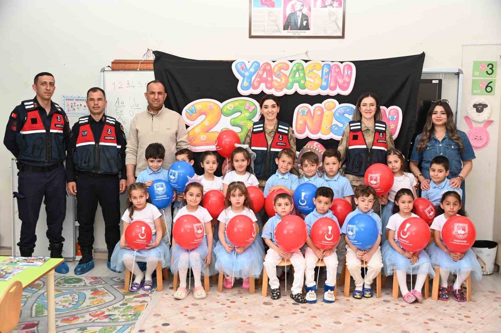 Jandarmadan çocuklara 23 Nisan sürprizi
