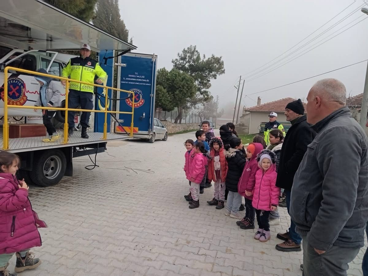 Jandarmadan çocuklara emniyet kemeri eğitimi
