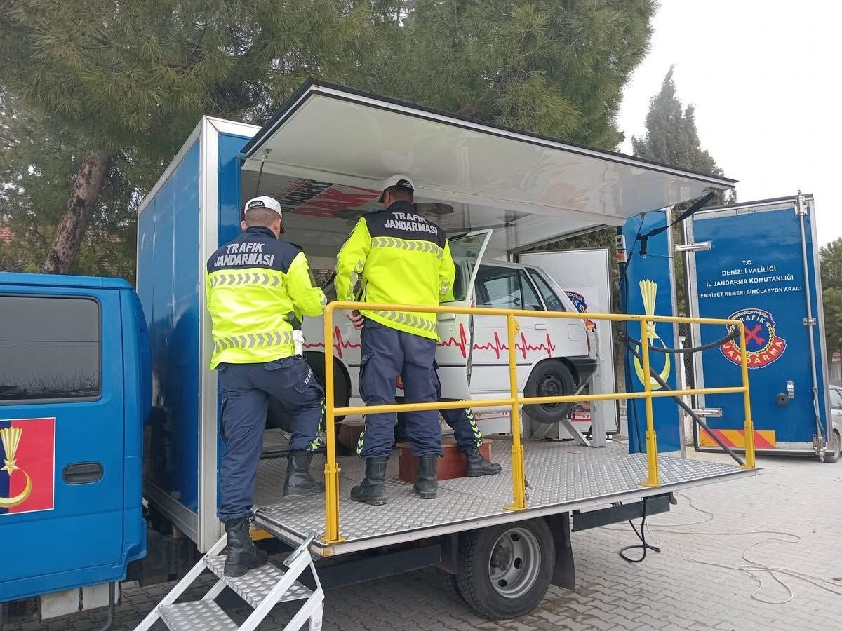 Jandarmadan çocuklara emniyet kemeri eğitimi
