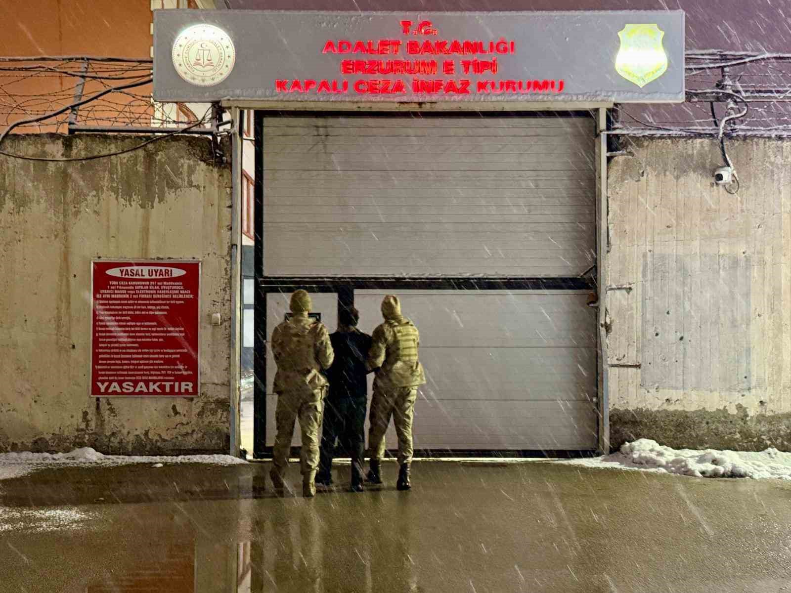 Jandarmadan düzensiz göçmen operasyonu; 7 düzensiz göçmen, 4 organizatör yakalandı
