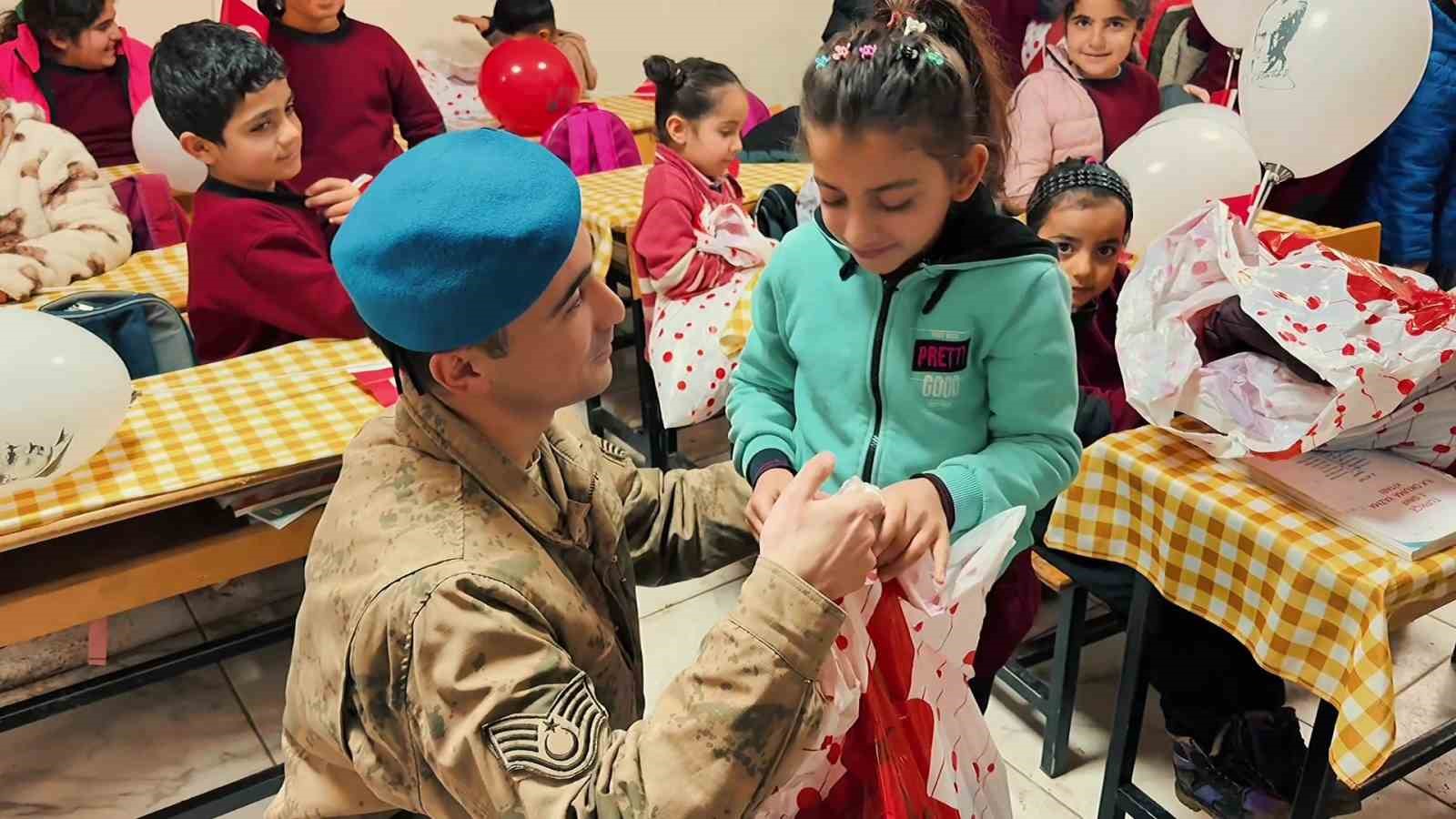 Jandarmadan minik yüreklere anlamlı ziyaret
