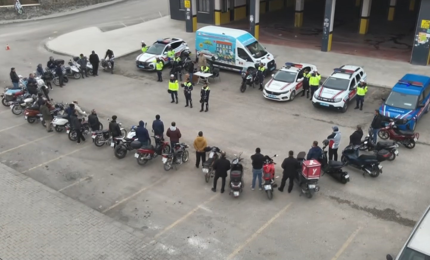 Jandarmadan motosiklet sürücülerine güvenli sürüş eğitimi
