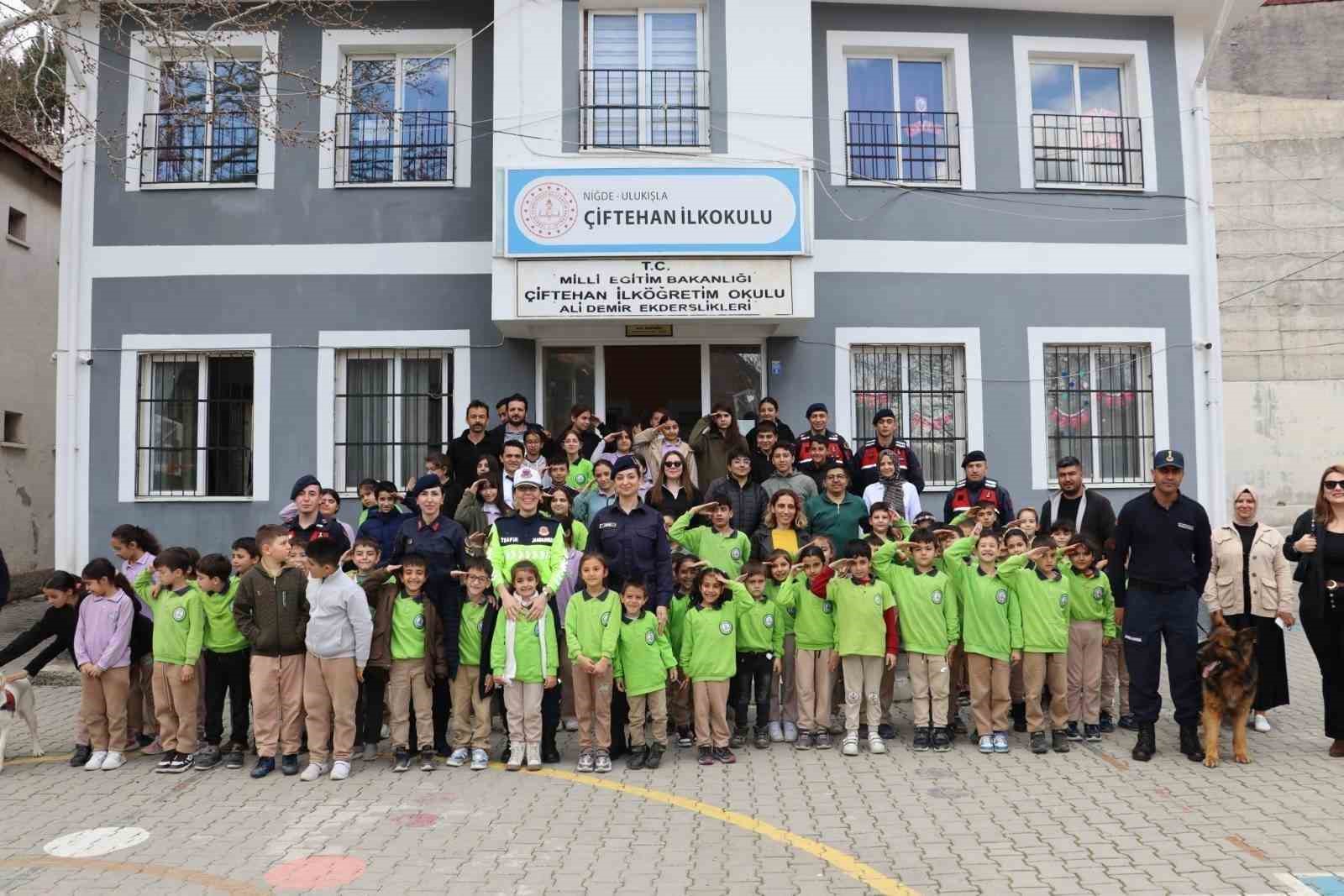 Jandarmadan Niğde’de öğrencilere meslek tanıtımı ve güvenlik eğitimi
