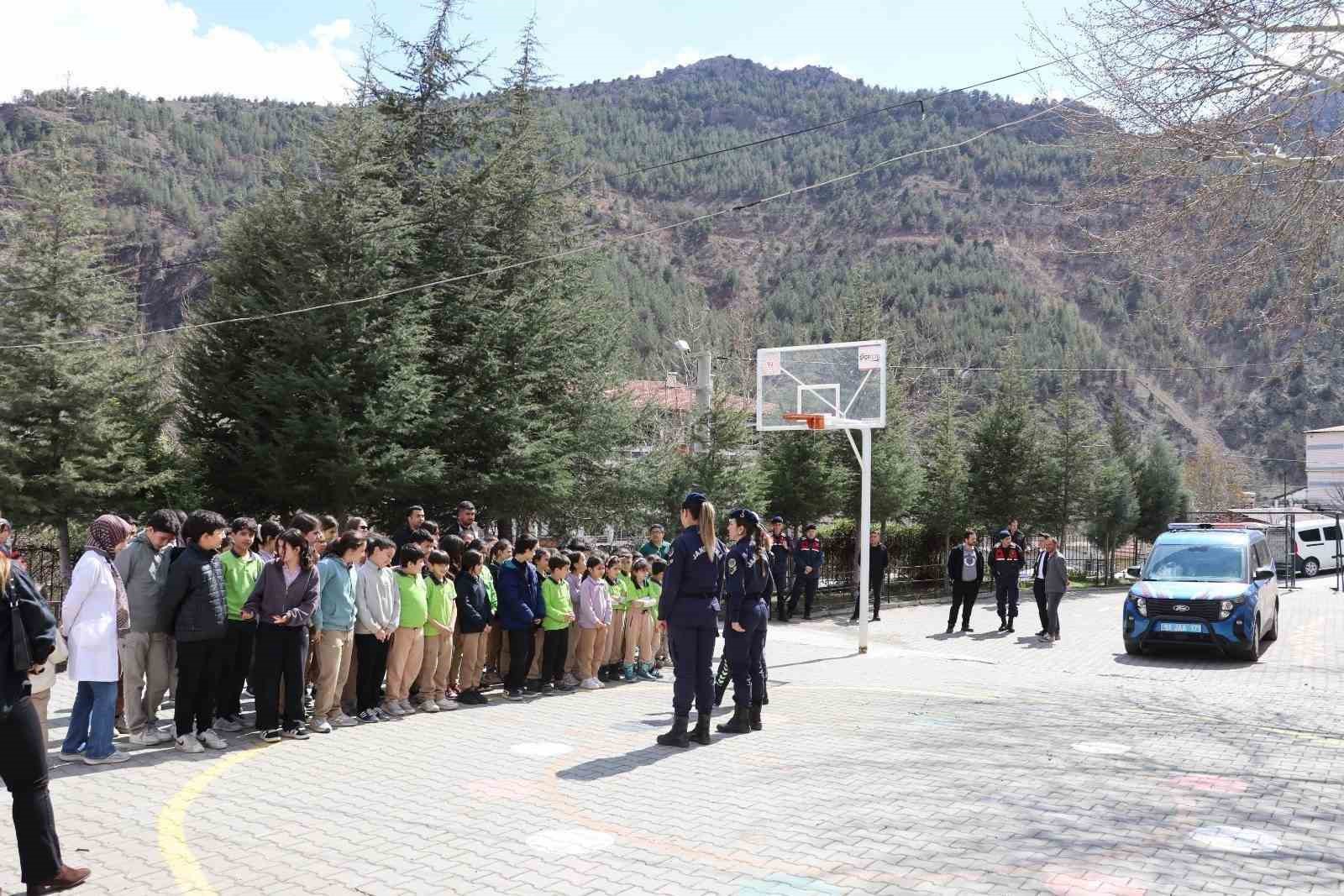 Jandarmadan Niğde’de öğrencilere meslek tanıtımı ve güvenlik eğitimi
