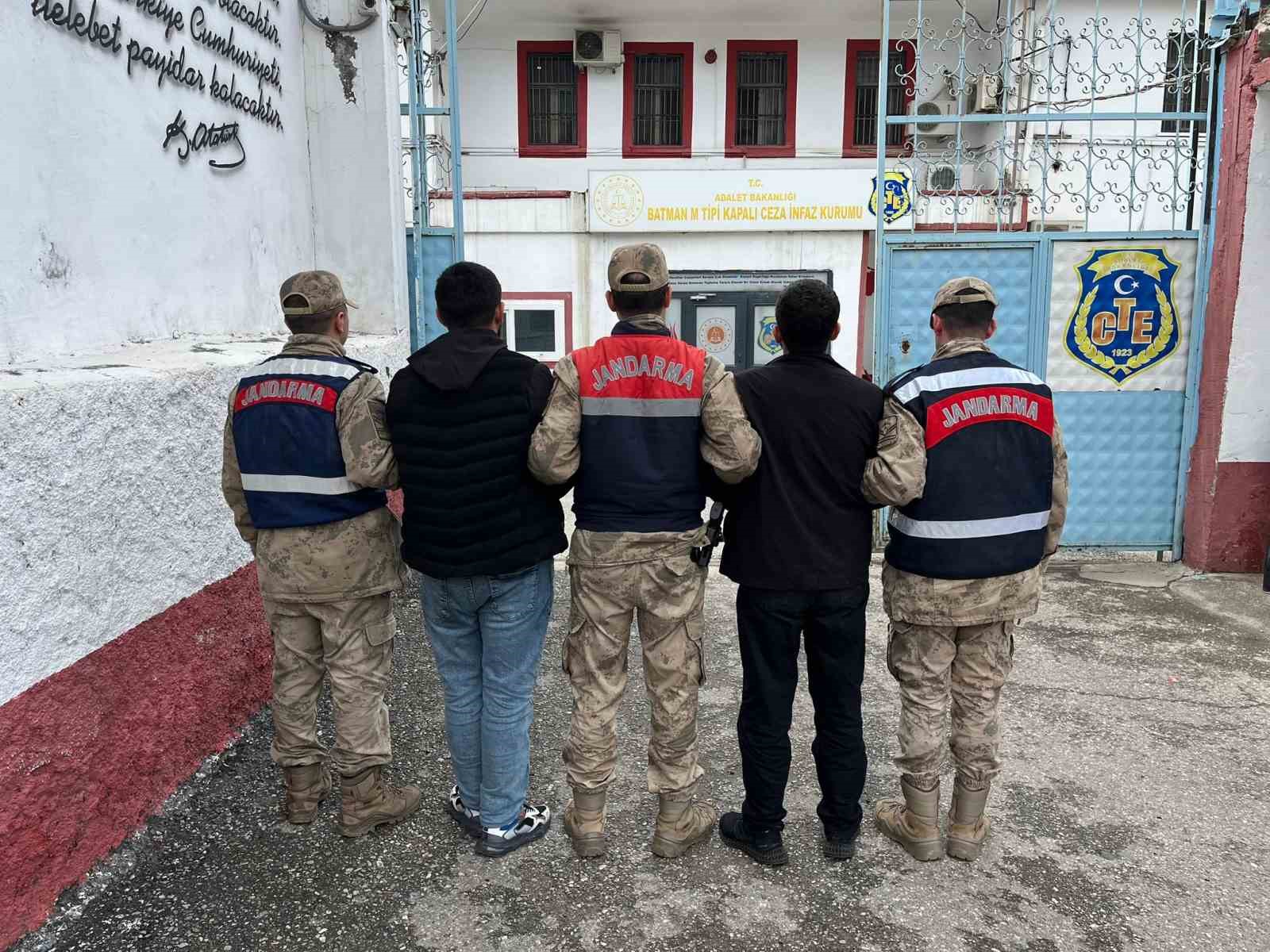 Jandarmadan nokta operasyon: 15 yılı aşkın cezası bulunan 2 firari yakalandı
