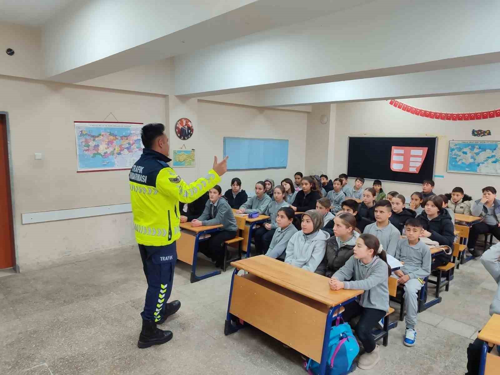 Jandarmadan öğrenci ve öğretmenlere trafik eğitimi
