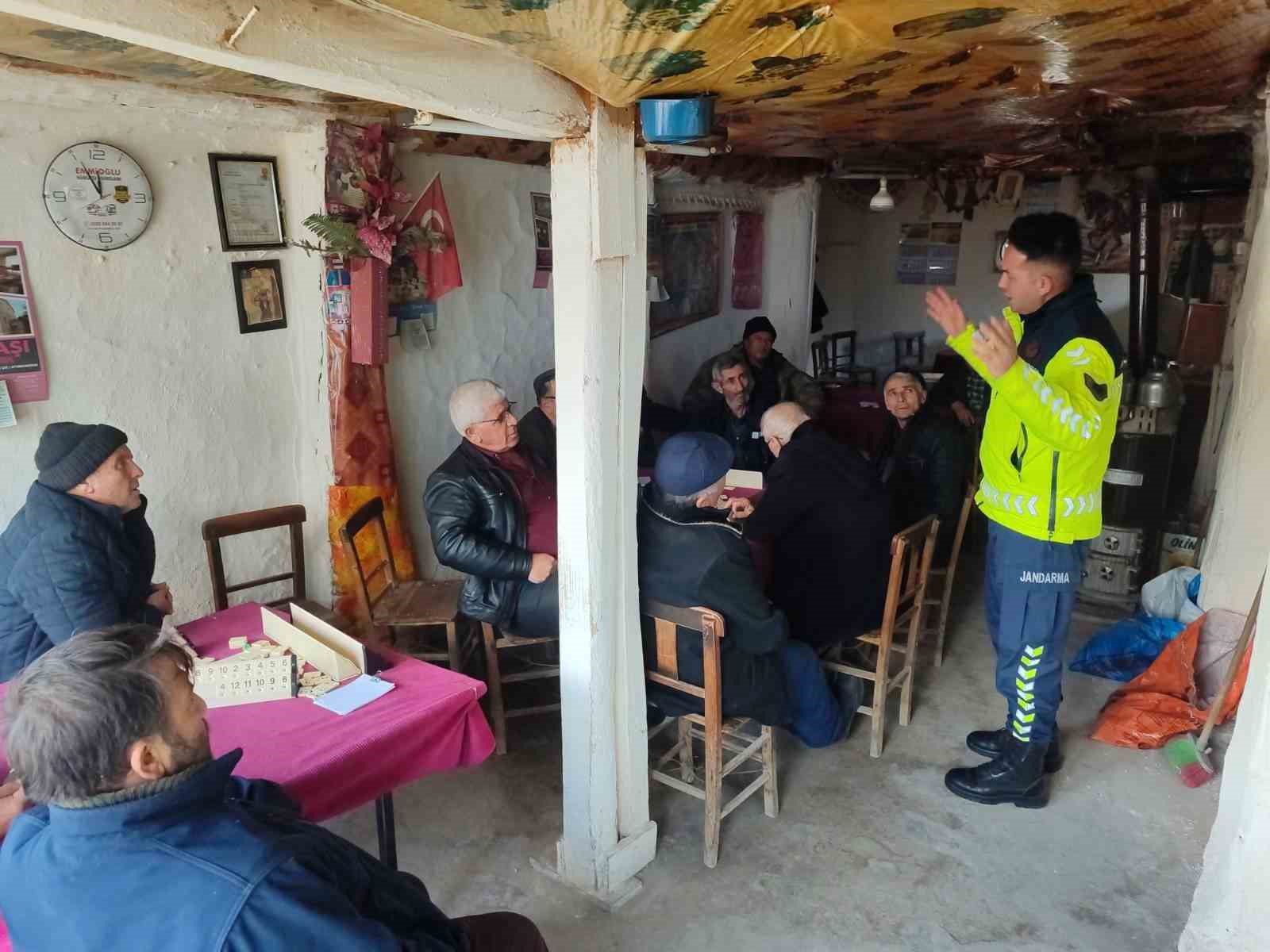 Jandarmadan öğrenci ve vatandaşlara trafik eğitimi
