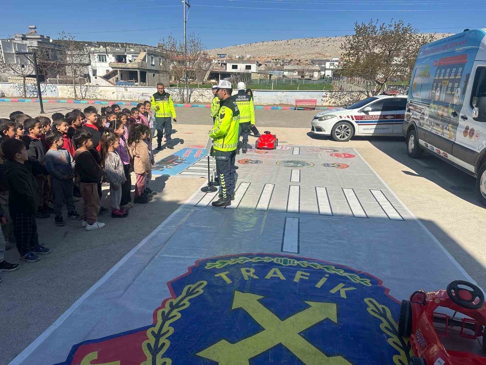 Jandarmadan öğrencilere güvenli trafik eğitimi
