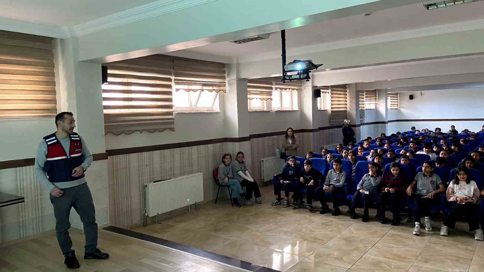 Jandarmadan öğrencilere siber güvenlik eğitimi
