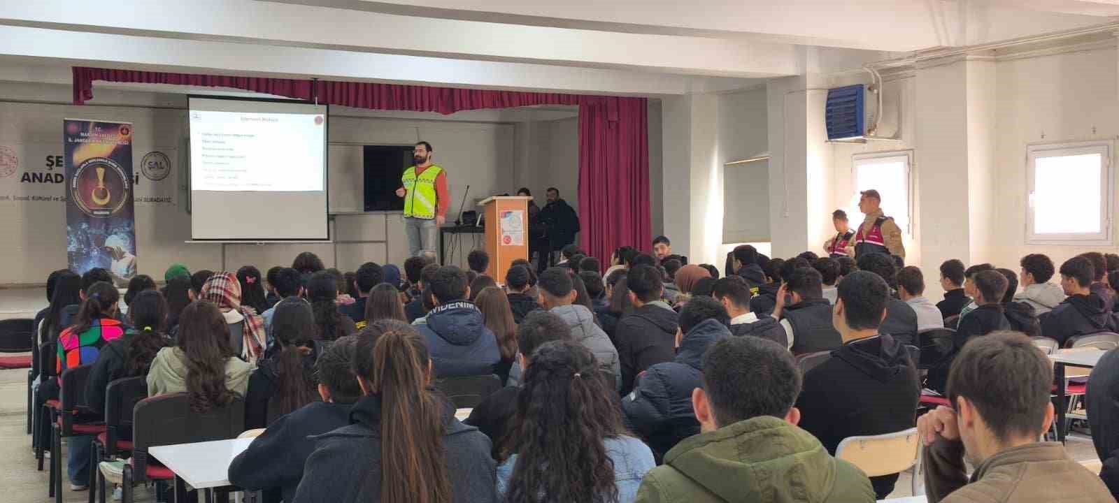 Jandarmadan öğrencilere siber güvenlik eğitimi
