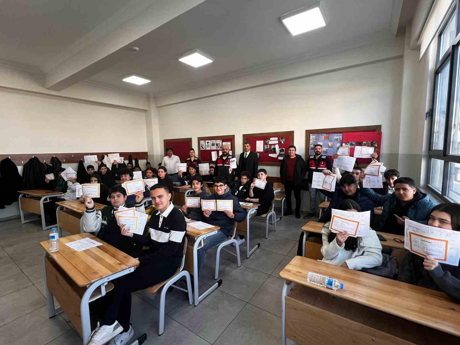 Jandarmadan öğrencilere sosyal medya güvenlik eğitimi
