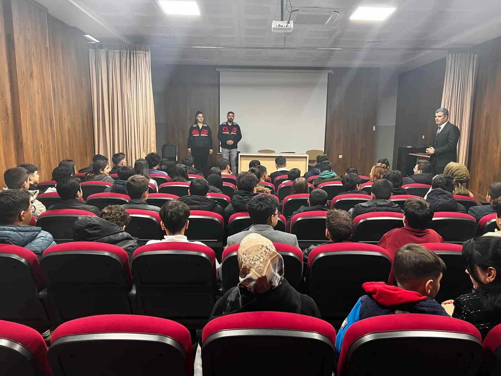 Jandarmadan öğrencilere sosyal medya güvenlik eğitimi
