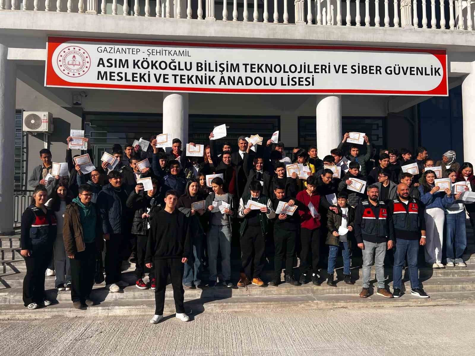 Jandarmadan öğrencilere sosyal medya güvenlik eğitimi
