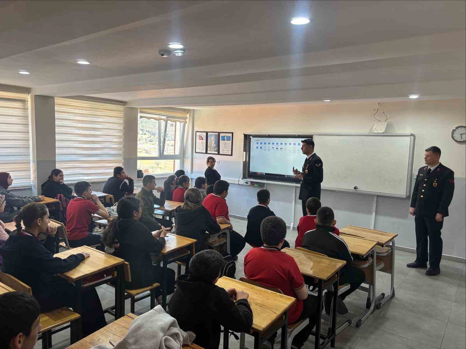 Jandarmadan öğrencilere tanıtım
