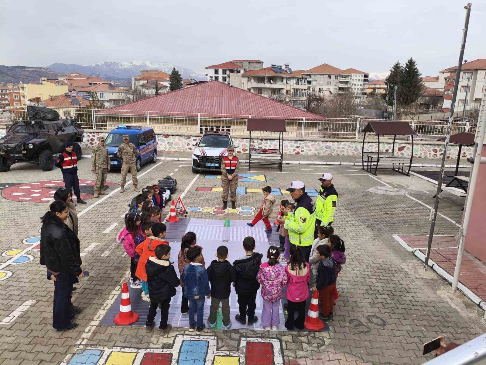 Jandarmadan öğrencilere trafik eğitimi
