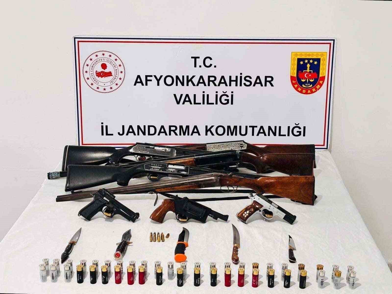 Jandarmadan ruhsatsız silah operasyonu: 8 gözaltı
