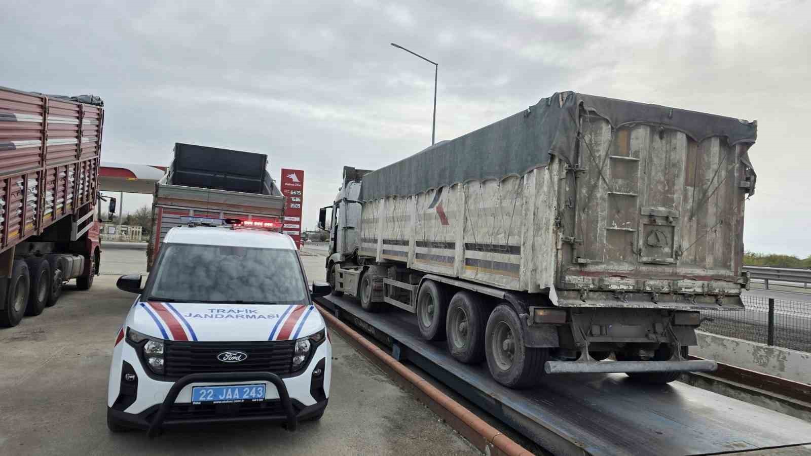 Jandarmadan tonaj uygulaması: 2 araca 120 bin lira ceza kesildi
