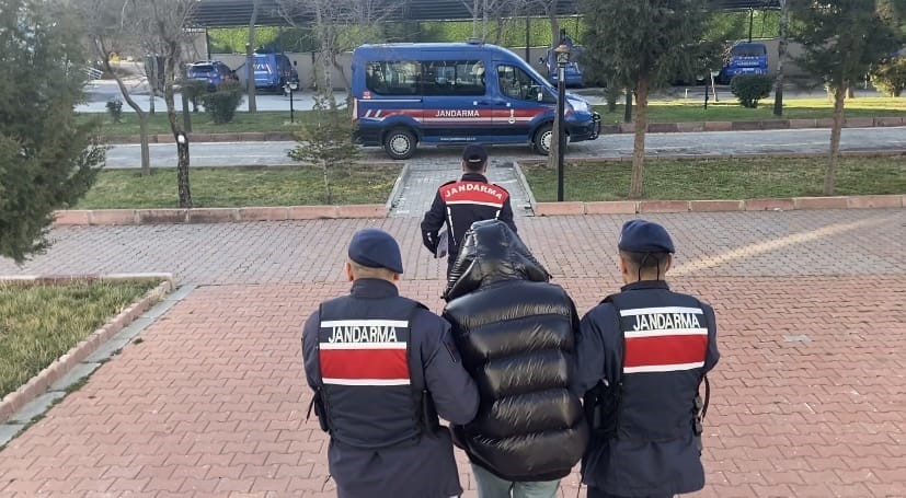 Jandarmadan uyuşturucu tacirine baskın: 1 tutuklama
Jandarmadan uyuşturucu tacirine baskın: 1 tutuklama