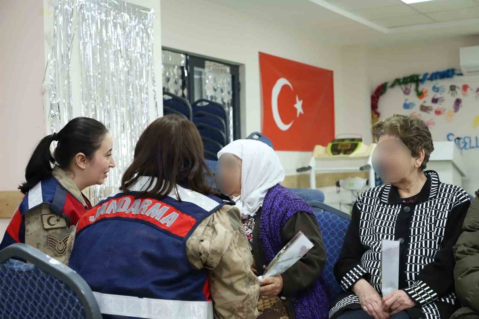 Jandarmadan Yaşlılar Haftasında anlamlı ziyaret
