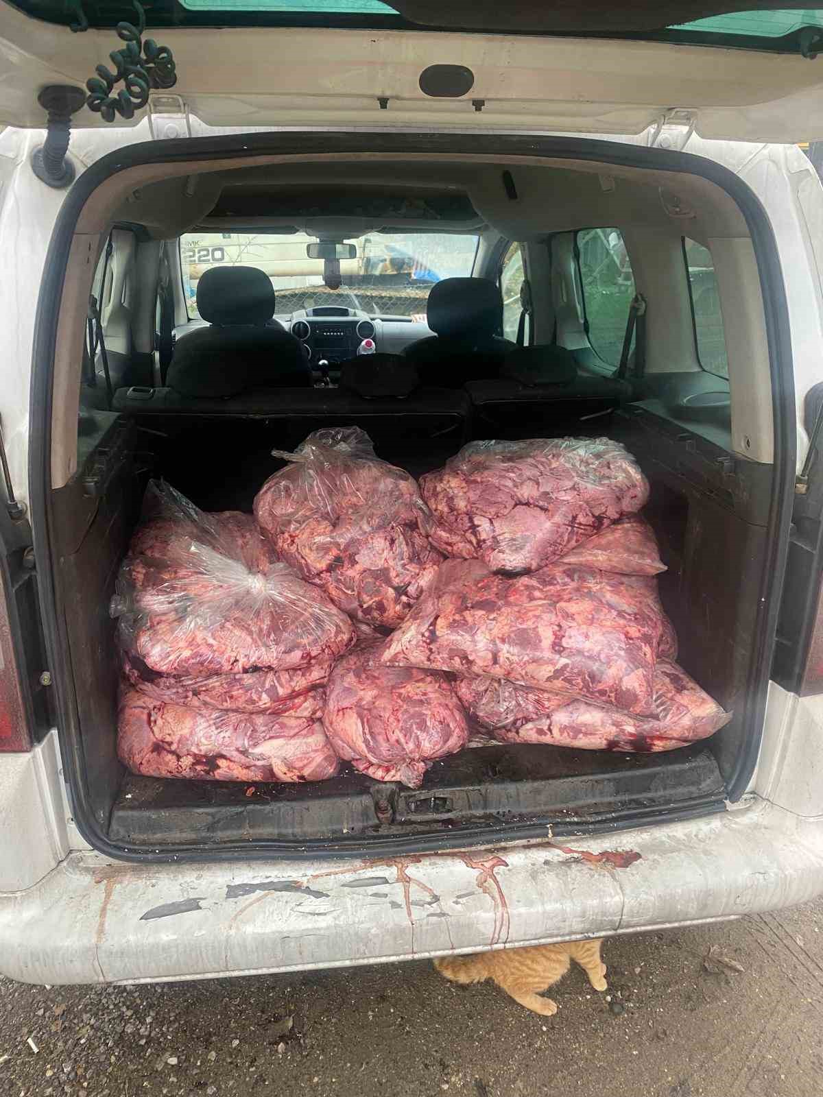 Jandarmanın durdurduğu araçtan 450 kilo bozulmuş et çıktı
