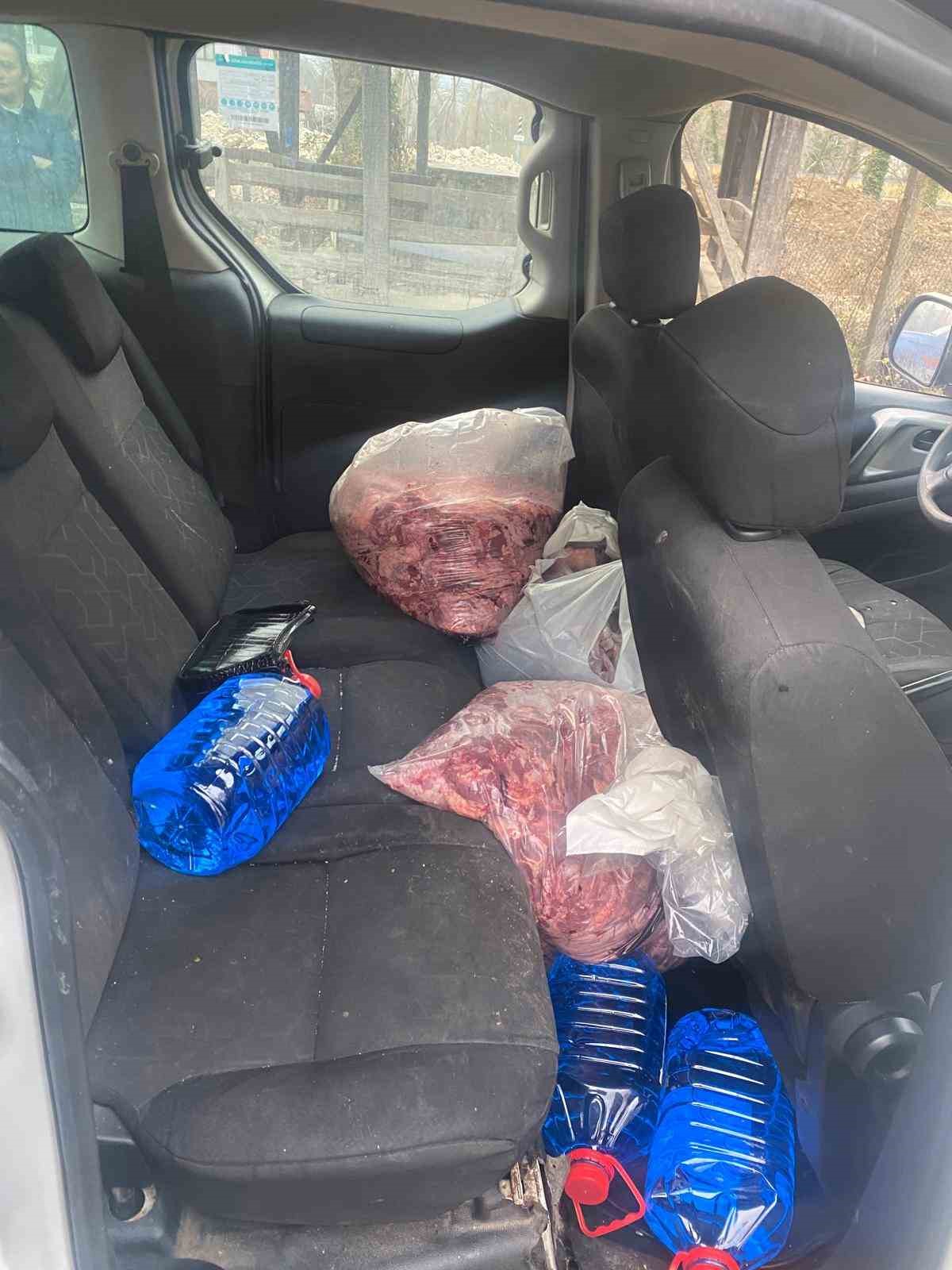 Jandarmanın durdurduğu araçtan 450 kilo bozulmuş et çıktı
