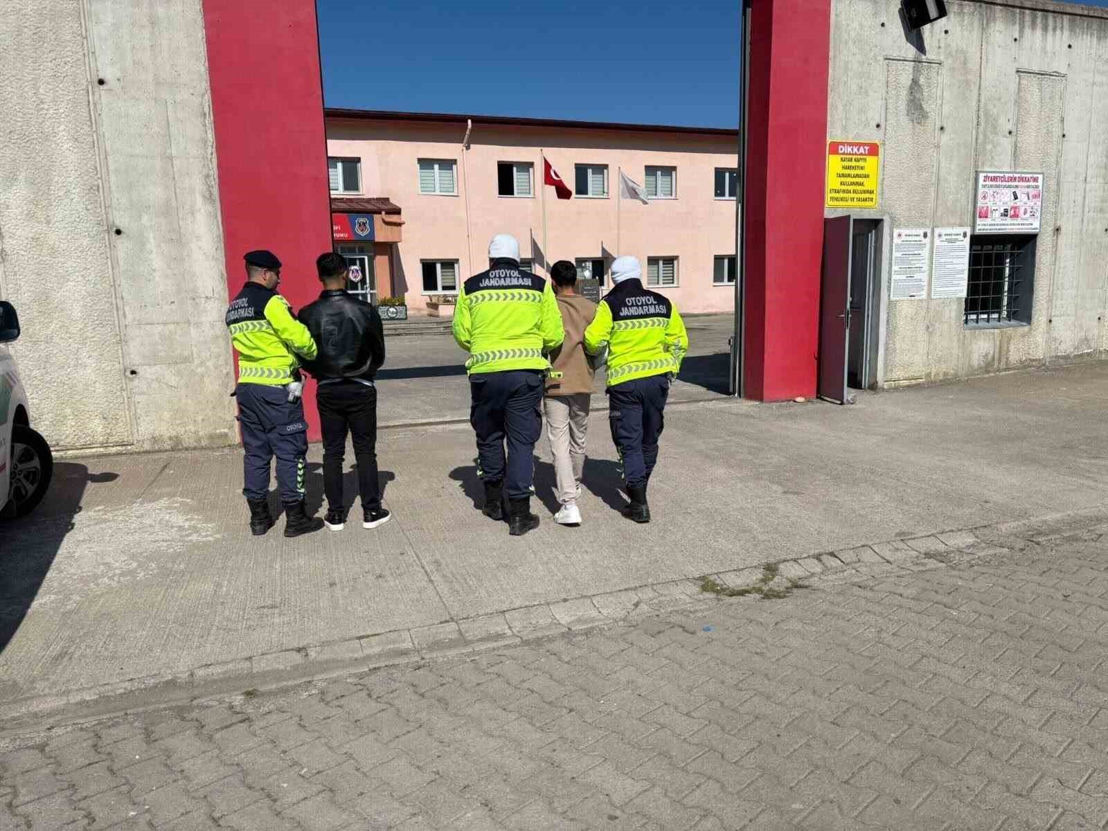 Jandarmanın durdurduğu araçtan 7 düzensiz göçmen çıktı: 2 tutuklama
