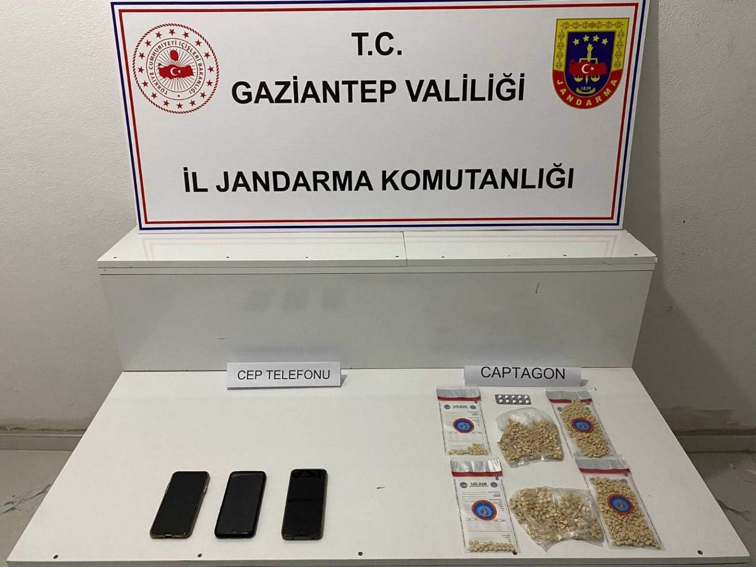 Jandarmanın uyuşturucu ve kaçakçılık operasyonlarında 10 şahıs tutuklandı
